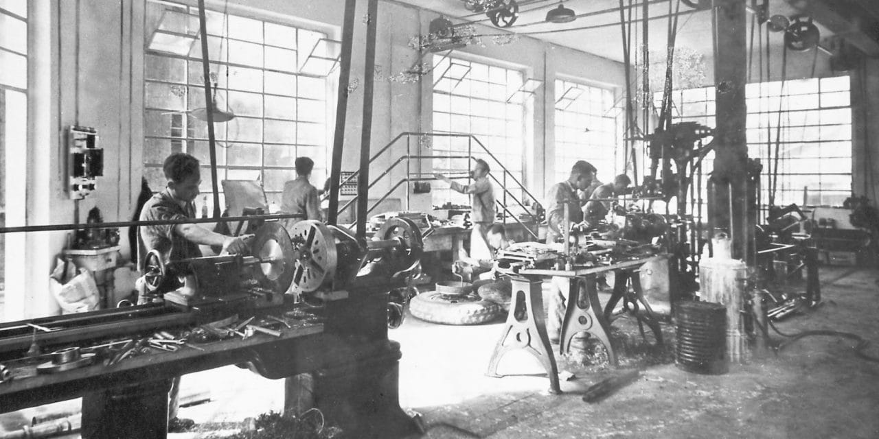 Maschinenbau und Zentralgarage Eugen Hilti um 1935
2. von rechts: Eugen Hilti (1911-1964); 1. von links: Erich Beck (1909-1986)
Analogbild: Heiner Hilti, Schaan