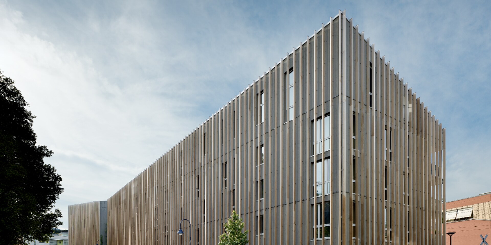 Milieuvriendelijk gebouw met houten gevelbekleding 