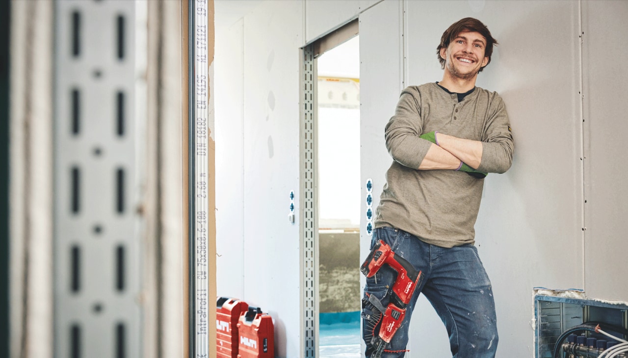Vakman op een bouwplaats met zijn Hilti-machines